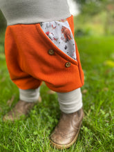 Lade das Bild in den Galerie-Viewer, BIO SOFT SWEAT HOSE Rost/Grau Brombeerzwerg Taschen Mitwachsend
