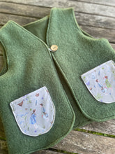 Lade das Bild in den Galerie-Viewer, Weste für Kinder und Babys Wollwalk Khaki mit glückliche Hühner Taschen
