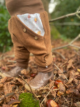 Lade das Bild in den Galerie-Viewer, CORDNICKY-HOSE HELLBRAUN HERBSTWICHTEL
