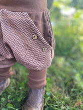 Lade das Bild in den Galerie-Viewer, Fischgräthose Bio Jacquard Sweat Hose Hellbraun Uni Taschen Mitwachshose
