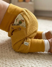 Lade das Bild in den Galerie-Viewer, Hose für Kinder und Babys Musselin Senfgelb mit Giesbert im Blumengarten Taschen
