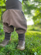 Lade das Bild in den Galerie-Viewer, Fischgräthose Bio Jacquard Sweat Hose Hellbraun/Braun Uni Taschen Mitwachshose
