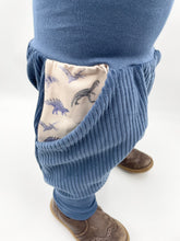 Lade das Bild in den Galerie-Viewer, Hose für Kinder und Babys Cord Blau mit Dinosaurier Taschen
