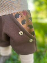 Lade das Bild in den Galerie-Viewer, BIO SOFT SWEAT HOSE Braun/gestreift Igel Taschen Mitwachsend
