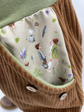 Lade das Bild in den Galerie-Viewer, CORDNICKY-HOSE Hellbraun/Olive glückliche Hühner
