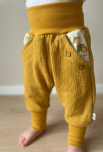 Lade das Bild in den Galerie-Viewer, Hose für Kinder und Babys Musselin Senfgelb mit Giesbert im Blumengarten Taschen
