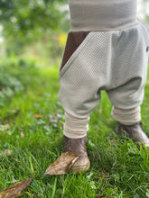 Lade das Bild in den Galerie-Viewer, Fischgräthose Bio Jacquard Sweat Hose Beige Hellbraun Uni Taschen Mitwachshose

