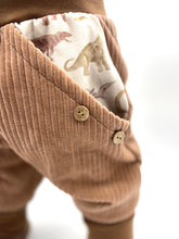 Lade das Bild in den Galerie-Viewer, CORDNICKY-HOSE Haselnuss Dinosaurier
