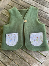 Lade das Bild in den Galerie-Viewer, Weste für Kinder und Babys Wollwalk Khaki mit glückliche Hühner Taschen
