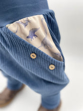 Lade das Bild in den Galerie-Viewer, Hose für Kinder und Babys Cord Blau mit Dinosaurier Taschen
