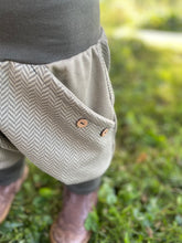 Lade das Bild in den Galerie-Viewer, Fischgräthose Bio Jacquard Sweat Hose Khaki Uni Olive Taschen Mitwachshose
