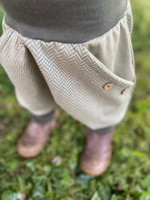 Lade das Bild in den Galerie-Viewer, Fischgräthose Bio Jacquard Sweat Hose Khaki Uni Olive Taschen Mitwachshose
