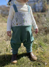 Lade das Bild in den Galerie-Viewer, Latzhose für Kinder und Babys Cord Mint mit Frühlingselfen
