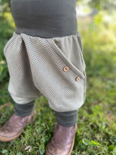 Lade das Bild in den Galerie-Viewer, Fischgräthose Bio Jacquard Sweat Hose Khaki Uni Olive Taschen Mitwachshose
