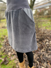 Lade das Bild in den Galerie-Viewer, Bio Cord Rock Damen Grau mit gestreiften Taschen mit oder ohne Haarband
