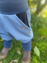 Lade das Bild in den Galerie-Viewer, BIO SOFT SWEAT HOSE Jeansblau/gestreift Uni Taschen Mitwachsend
