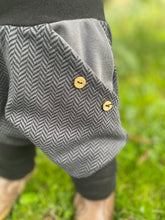 Lade das Bild in den Galerie-Viewer, Fischgräthose Bio Jacquard Sweat Hose Schwarz/Grau Uni Taschen Mitwachshose
