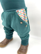 Lade das Bild in den Galerie-Viewer, CORDNICKY-HOSE Dunkelmint Herzchen
