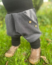 Lade das Bild in den Galerie-Viewer, Fischgräthose Bio Jacquard Sweat Hose Schwarz/Grau Uni Taschen Mitwachshose
