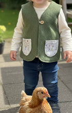 Lade das Bild in den Galerie-Viewer, Weste für Kinder und Babys Wollwalk Khaki mit glückliche Hühner Taschen
