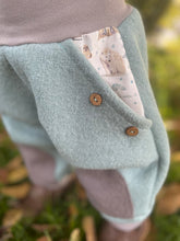 Lade das Bild in den Galerie-Viewer, WOLLWALK-HOSE Mint/Grau Eisbär Pinguin Robbe Taschen Kniepatches
