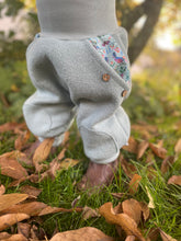 Lade das Bild in den Galerie-Viewer, WOLLWALK-HOSE Mint Vögel Taschen Kniepatches
