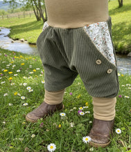 Lade das Bild in den Galerie-Viewer, Hose für Kinder und Babys Cord Khaki mit Blümchen Taschen
