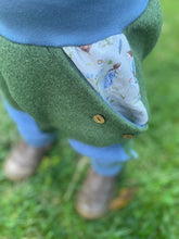 Lade das Bild in den Galerie-Viewer, WOLLWALK-HOSE Khaki/Jensblau glückliche Hühner Taschen Kniepatches
