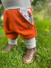Lade das Bild in den Galerie-Viewer, BIO SOFT SWEAT HOSE Rost/Grau Brombeerzwerg Taschen Mitwachsend

