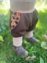 Lade das Bild in den Galerie-Viewer, BIO SOFT SWEAT HOSE Braun/gestreift Igel Taschen Mitwachsend

