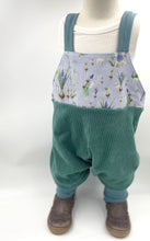 Lade das Bild in den Galerie-Viewer, Schlupf- Latzhose Bio Breitcordnicky Mint Frühlingselfen Mitwachsend
