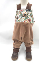 Lade das Bild in den Galerie-Viewer, Schlupf- Latzhose Bio Breitcordnicky Haselnuss schlafende Tierkinder Mitwachsend
