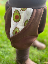 Lade das Bild in den Galerie-Viewer, BIO SOFT SWEAT HOSE Braun Avocado Taschen Mitwachsend
