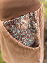 Lade das Bild in den Galerie-Viewer, Bio Cord Rock Damen Haselnuss/Hellbraun mit Siebenschläfer Taschen mit oder ohne Haarband
