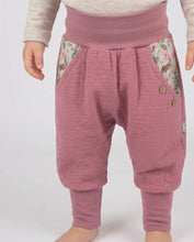 Lade das Bild in den Galerie-Viewer, Musselin-Hose Altrosa Hase Eichhörnchen Taschen
