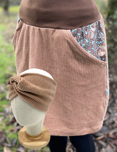 Lade das Bild in den Galerie-Viewer, Bio Cord Rock Damen Haselnuss/Hellbraun mit Siebenschläfer Taschen mit oder ohne Haarband
