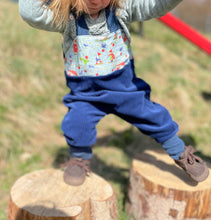 Lade das Bild in den Galerie-Viewer, Latzhose für Kinder und Babys Cord Marine Blau mit Pippa und Pelle

