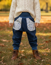 Lade das Bild in den Galerie-Viewer, Hose für Kinder und Babys Cord Meeresblau mit Wiesenelfen Taschen
