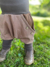 Lade das Bild in den Galerie-Viewer, Fischgräthose Bio Jacquard Sweat Hose Hellbraun/Braun Uni Taschen Mitwachshose
