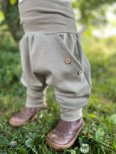 Lade das Bild in den Galerie-Viewer, Fischgräthose Bio Jacquard Sweat Hose Khaki/Olive Taschen Mitwachshose
