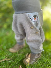Lade das Bild in den Galerie-Viewer, WOLLWALK-HOSE Grau Pinguin Taschen Kniepatches
