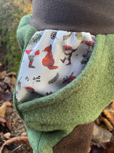 Lade das Bild in den Galerie-Viewer, WOLLWALK-HOSE Khaki/Braun  Zauber Pilz Zwerg Taschen Kniepatches
