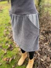 Lade das Bild in den Galerie-Viewer, Bio Cord Rock Damen Grau mit gestreiften Taschen mit oder ohne Haarband
