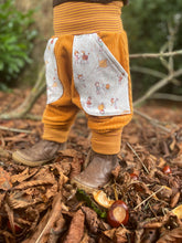 Lade das Bild in den Galerie-Viewer, CORDNICKY-HOSE SENFGELB HERBSTWICHTEL
