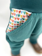 Lade das Bild in den Galerie-Viewer, CORDNICKY-HOSE Dunkelmint Herzchen
