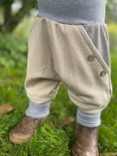 Lade das Bild in den Galerie-Viewer, Fischgräthose Bio Jacquard Sweat Hose Beige Grau Uni Taschen Mitwachshose
