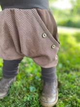 Lade das Bild in den Galerie-Viewer, Fischgräthose Bio Jacquard Sweat Hose Hellbraun/Braun Uni Taschen Mitwachshose
