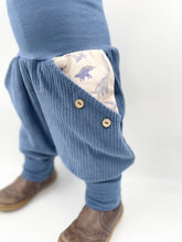 Lade das Bild in den Galerie-Viewer, Hose für Kinder und Babys Cord Blau mit Dinosaurier Taschen

