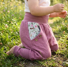 Lade das Bild in den Galerie-Viewer, Musselin-Hose Altrosa Hase Eichhörnchen Taschen
