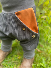 Lade das Bild in den Galerie-Viewer, Fischgräthose Bio Jacquard Sweat Hose Schwarz/Grau Uni Taschen Mitwachshose
